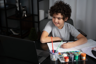 young-kid-painting-with-watercolor (1)